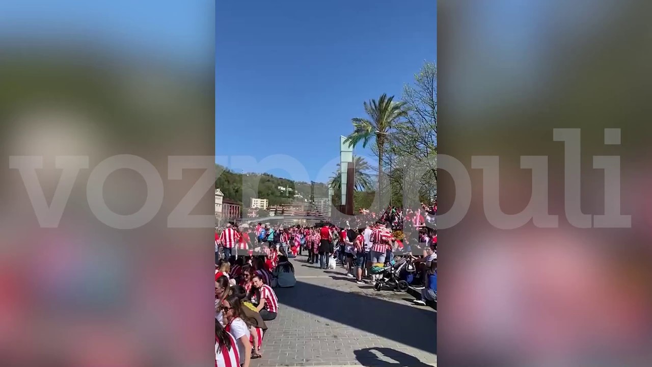 Ambiente festivo entre los aficionados del Athletic Club a la espera de que salga la gabarra