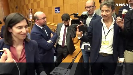 Stretta di mano tra Conte e Schlein alla Camera