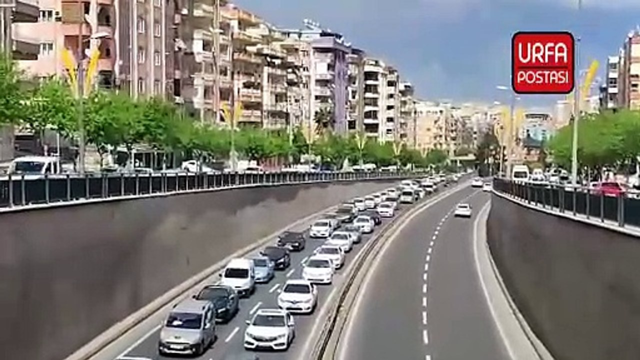 Şanlıurfa'da bayram trafiği: Kentin birçok noktasında uzun kuyruklar oluştu