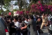 सलमान खान को देखने उमड़ी भीड़ पर पुलिस ने चलाए डंडे, वीडियो वायरल