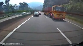 Road Rage entre deux voitures sur l'autoroute (Malaisie)