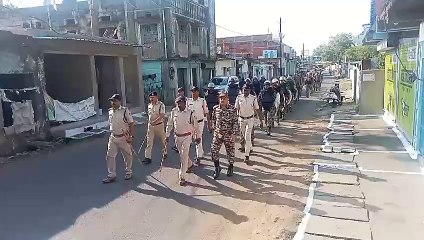 फ्लैग मार्च निकालकर दे रहें शांतिपूर्ण मतदान करने का संदेश