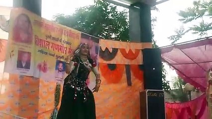 सिर पर बाइस मटके और नुकीली कीलों पर पैरों से नृत्य कर दिखाई कला