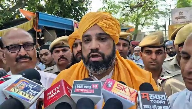 सजदे में झुके हजारों सिर, अमन-चैन की मांगी दुआ