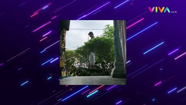 Momen Salat Ied, Pemuda Ini Salat di Atas Motornya