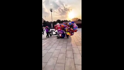 Des vendeurs de ballons se font la guerre... c'est chaud