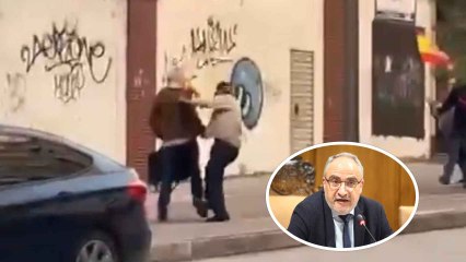 Momento de la agresión al portavoz del PSOE en Ponferrada y exalcalde, Olegario Ramón