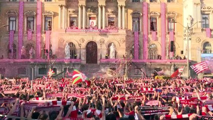 El Athletic Club de Bilbao ofrece el título a la afición desde la balconada del ayuntamiento