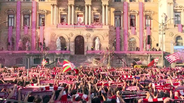 El Athletic Club de Bilbao ofrece el título a la afición desde la balconada del ayuntamiento