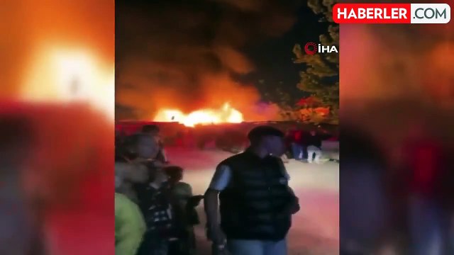 Tek katlı ev alev topuna döndü, mahalleli sokağa döküldü