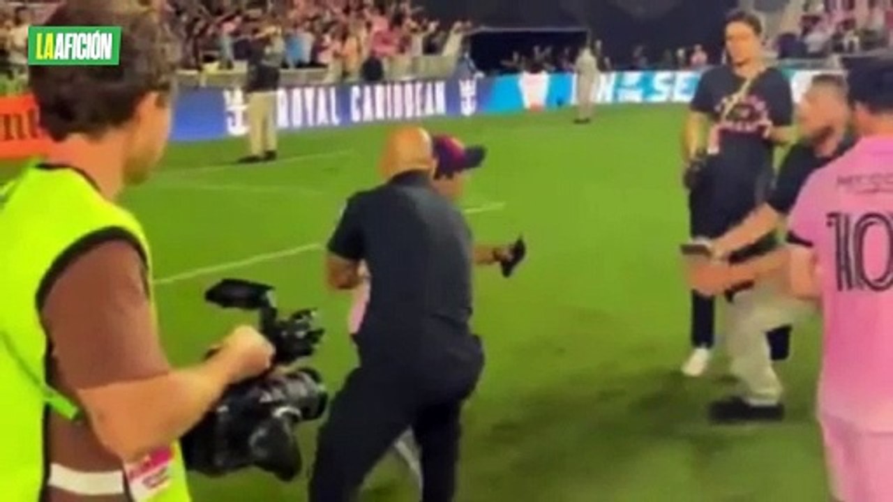 Guardaespaldas de Lionel Messi es sacado de la cancha del Estadio BBVA