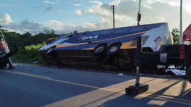 Dez pessoas morrem e 22 ficam feridas em acidente de ônibus na Bahia