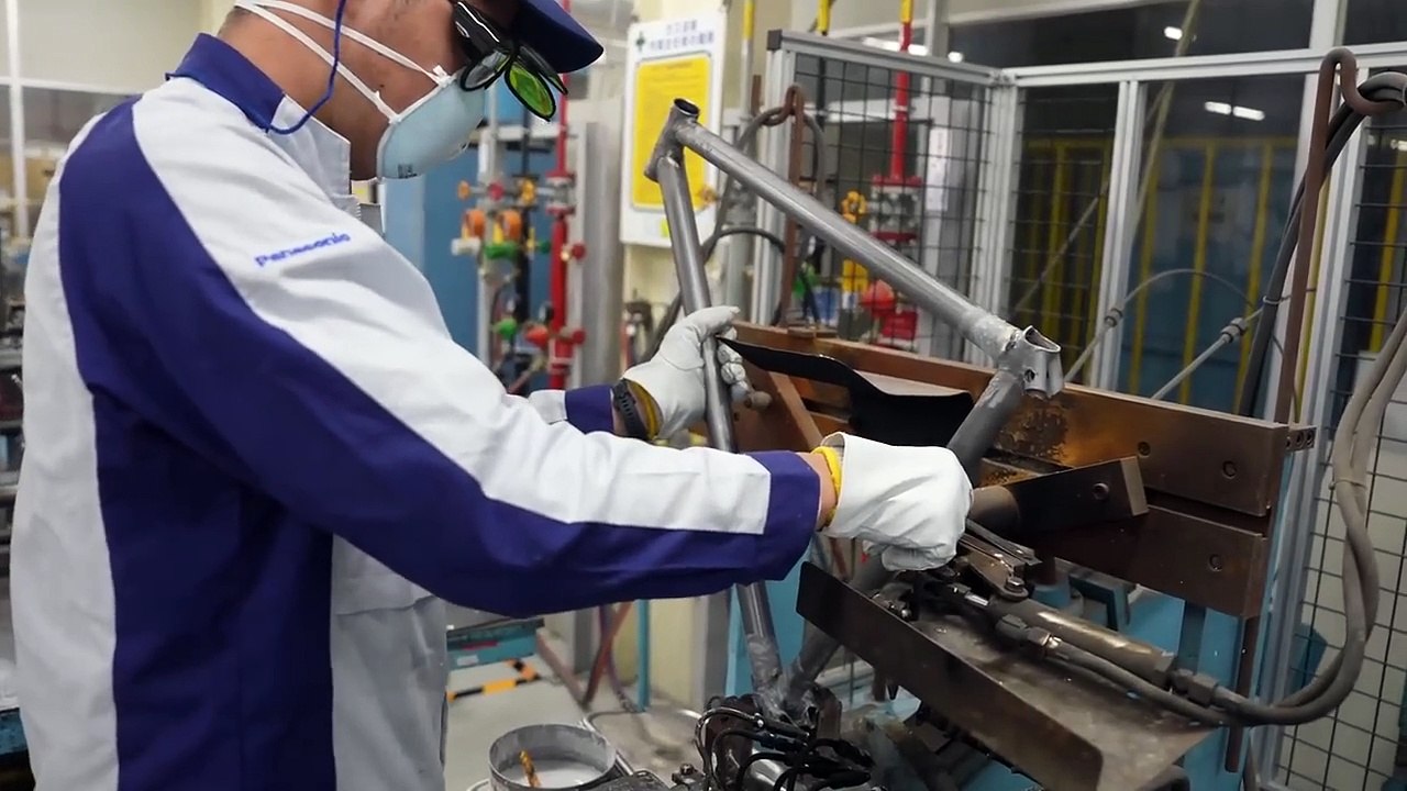 The process of making a custom bike. A high-quality Japanese-made road bike created by master craftsmanship.