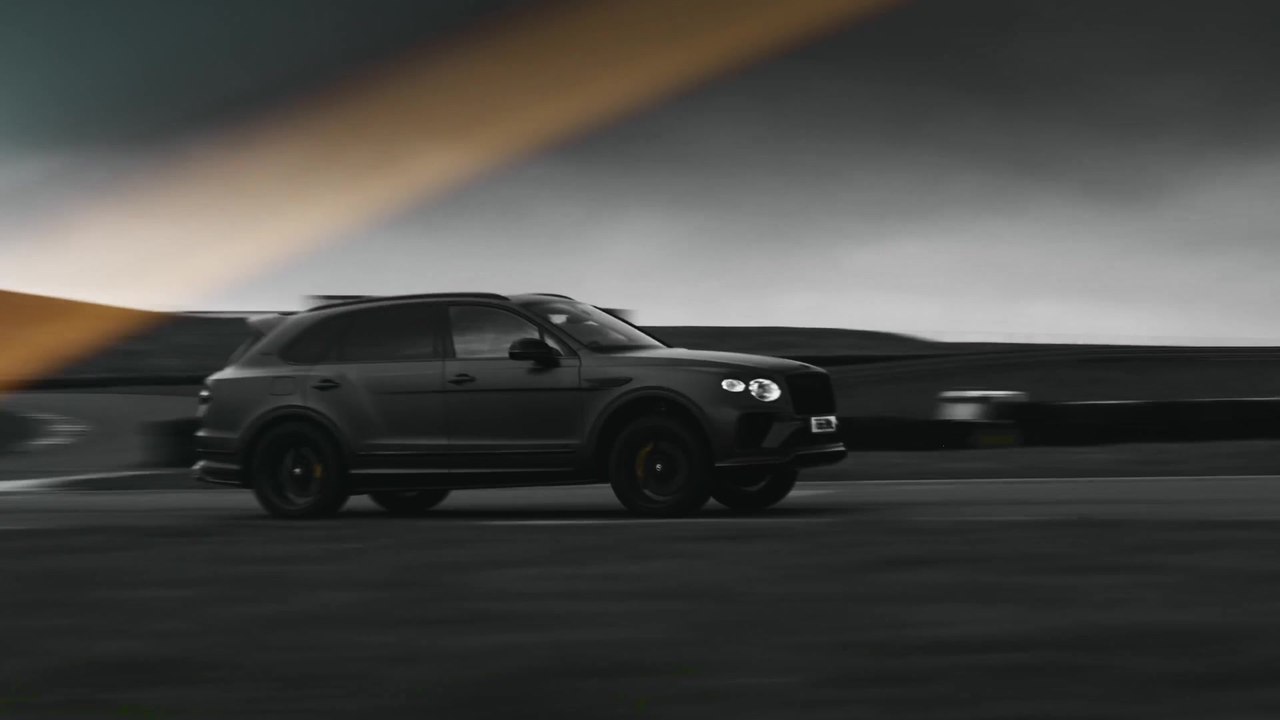 Schwarze Bentley-Flügel kennzeichen S Black Edition die Dunkle seite des Bentayga