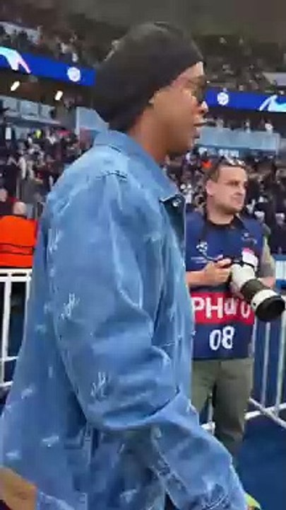 Il y a parfois de la #joie et du #plaisir dans mon #travail et parfois je prends plaisir à #travailler dans la joie comme mercredi dernier en suivant le #footballeur #brésilien #Ronaldhino l’ex star du #PSG et du #Barca