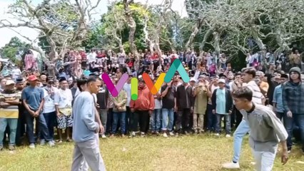 Mengulik Makna 'Emas' Tradisi Tendangan Hari Raya Usai Salat