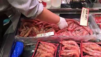 Démonstration de la réalisation de sushi en forme de carpe Koi