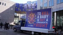 Aborto, una delegazione di Pro Vita & Famiglia a Bruxelles durante il voto dell'Eurocamera per inserire la pratica tra i diritti fondamentali Ue