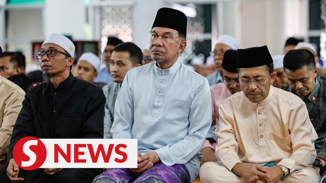 Anwar performs Friday prayers at Bandar Utama Batang Kali Mosque