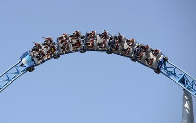 Un incident sur ce grand huit le fait repartir en arrière