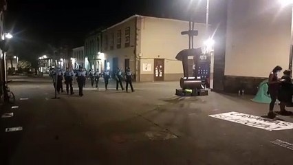 Policía Local de La Laguna acude a la acampada de activistas en huelga de hambre en la plaza de la Concepción de La Laguna