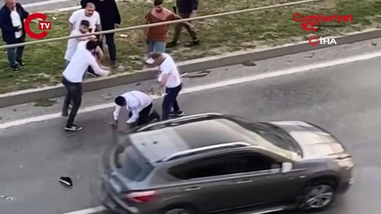 Ortalık savaş alanına döndü: Yerde yatan kişiye kurşun yağmuru!