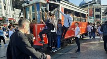 İstiklal Caddesi'ndeki nostaljik tramvay seferleri durduruldu
