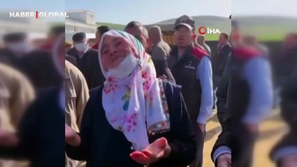 Hayvan pazarında parasını tamamlayamayan yaşlı kadına yapılan jest gülümsetti