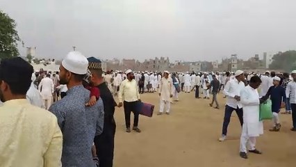 धूमधाम से मनाई जा रही ईद, नमाज के बाद गले मिलकर दी मुबारकबाद