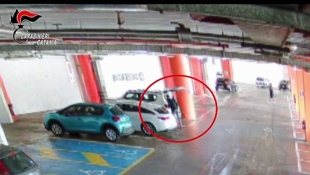 Gravina di Catania, il ladro dei fari d'auto