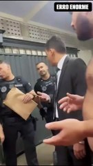 Polícia erra endereço e aponta arma no rosto de mulher