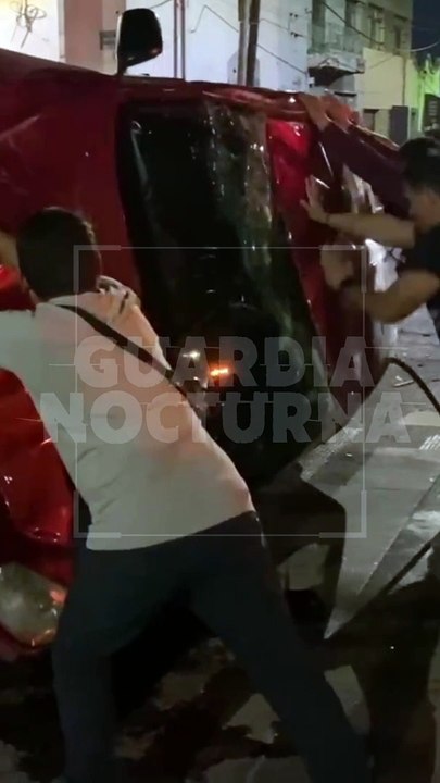 #Preliminar Un aparatoso choque terminó en volcadura sobre el cruce de las calles Aquiles Serdán y Gigantes de la colonia Oblatos de Guadalajara, autoridades ya investigan el hecho #GuardiaNocturna