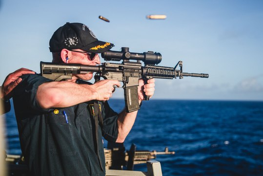 Viseur mis à l’envers : la photo d’un soldat de l'US Navy déchaîne les railleries