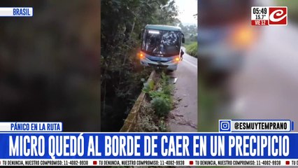 Tremendo: micro repleto de pasajeros quedó haciendo equilibrio en un precipicio