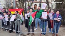 Un grupo de palestinos recibe en Oslo a Sánchez para agradecer su postura sobre Gaza: “Gracias España, viva Palestina”