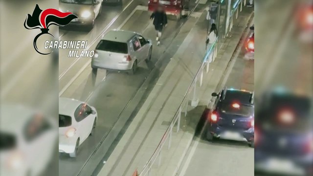 Milano, violenta rapina al semaforo. Un 33enne arrestato due mesi dopo