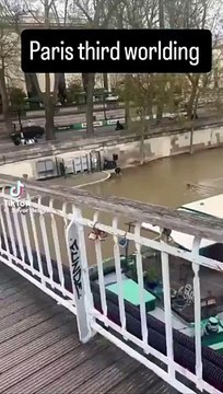 Un vendeur de kebab filmé en train de nettoyer ses ustensiles dans la Seine