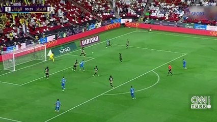 Suudi Arabistan'da taraftar futbolcuyu kırbaçladı