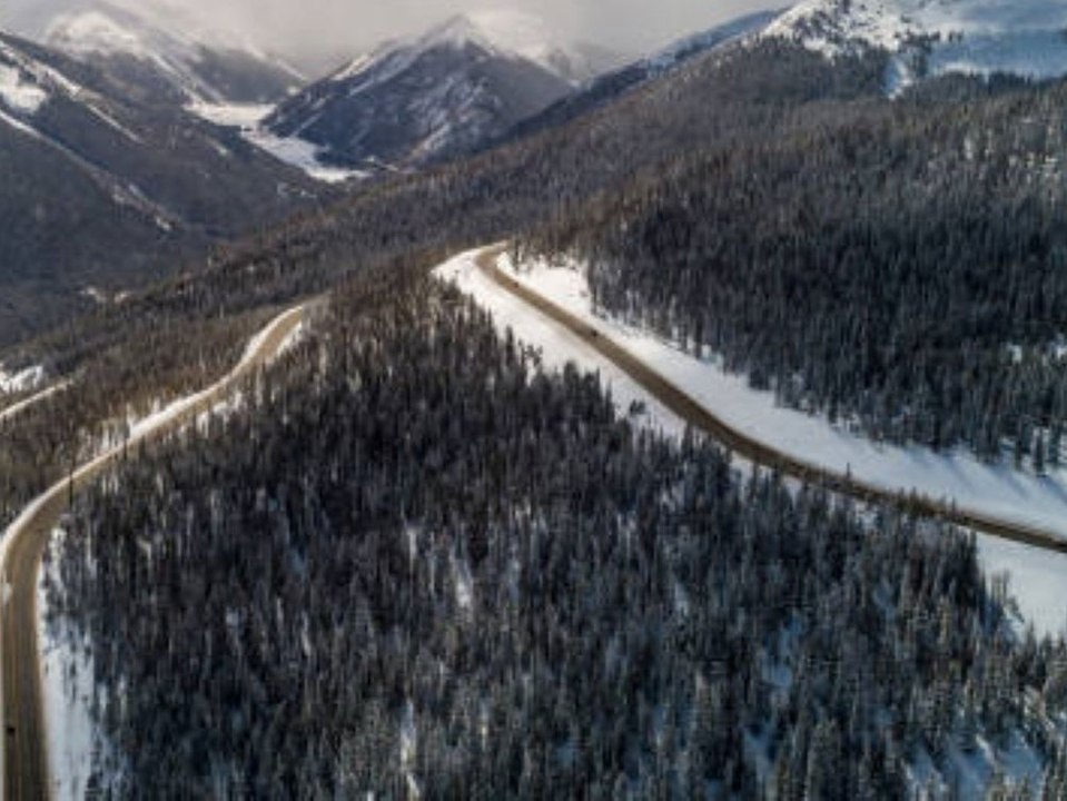 Waghalsiger Ski-Stunt über Highway endet tragisch