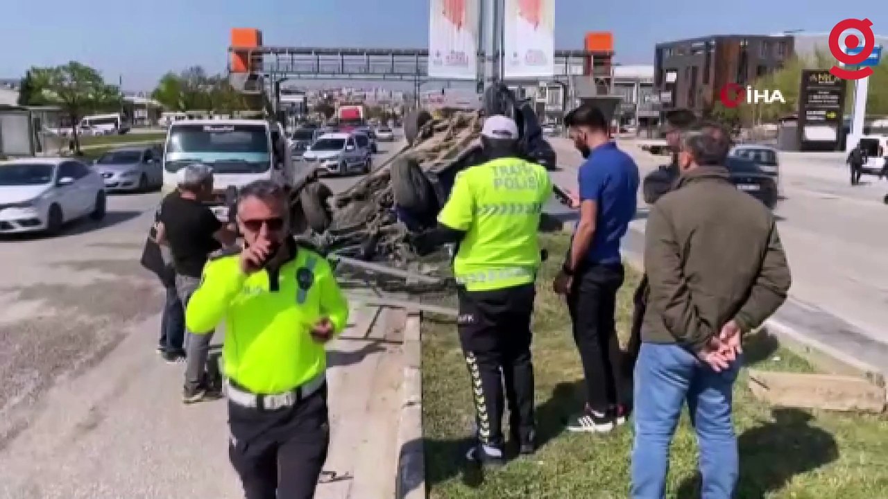 Düz yolda takla atan kamyonet güvenlik kamerasında