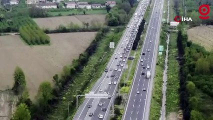 Otoyolda dönüş yoğunluğu trafiği durdurdu