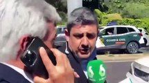 Pedro Rocha simula que habla por teléfono y justo le llaman