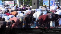 Indonesia, a Jakarta i musulmani pregano vicino a una chiesa