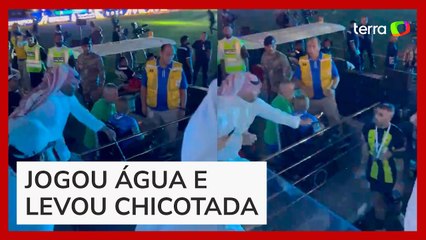 Jogador do Al-Ittihad leva chibatada de torcedor após derrota para time de Neymar