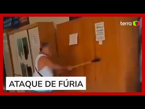 Homem é flagrado destruindo móveis de loja com machado no Rio de Janeiro