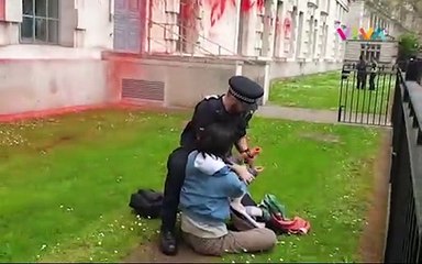 Aksi Pendemo Pro Palestina 'Serang' Kemhan Inggris