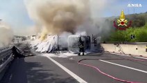 Camion a fuoco sull'A1: autostrada chiusa e oltre 10 km di coda