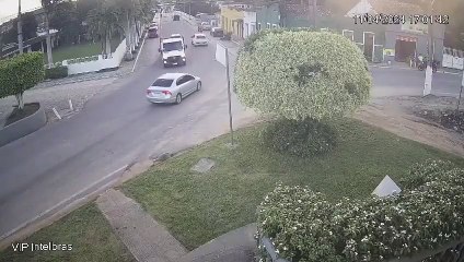 Câmera de segurança registra momento do acidente que deixou duas pessoas feridas em Capela