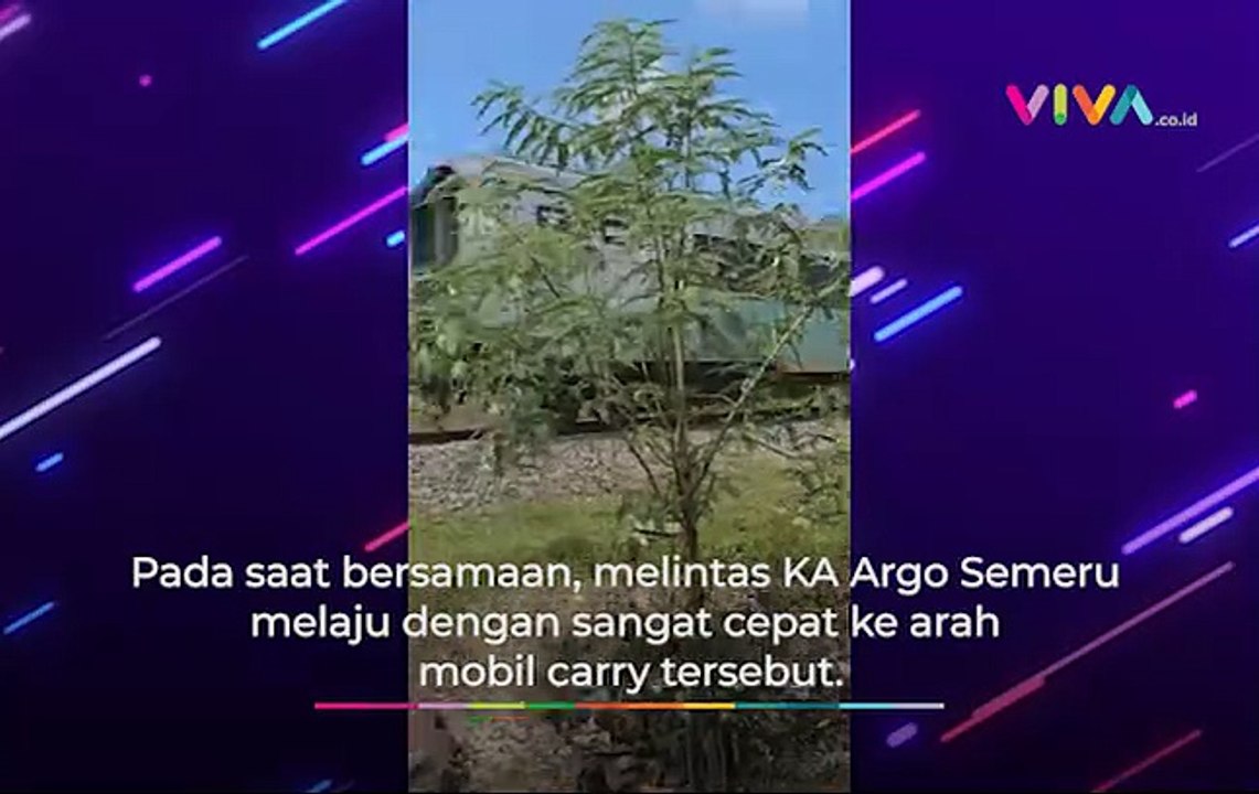 DETIK-DETIK KA Argo Semeru Tabrak Mobil hingga Terpental