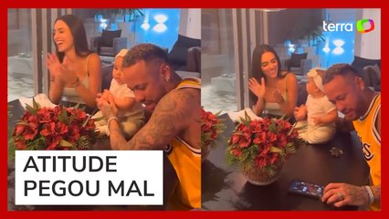 Neymar recebe críticas por jogar poker durante 'parabéns' para a filha